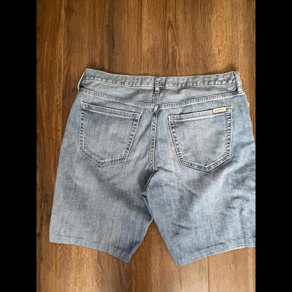 Eddie Bauer Women's Size 12 Medium Wash Denim Mid Rise Pocketed Jean Shorts - Picture 2 of 6